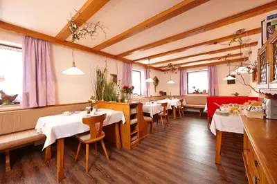 Ein Restaurant oder anderes Speiselokal in der Unterkunft Gästehaus Alpina