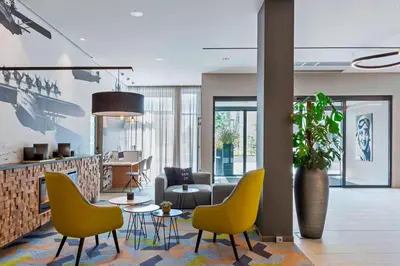 Ein Sitzbereich in der Unterkunft Courtyard by Marriott Oberpfaffenhofen Munich South