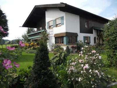 Ein Garten an der Unterkunft Ferienwohnung Edmeier