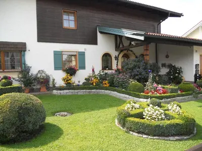 Ein Garten an der Unterkunft Ferienwohnung Edmeier