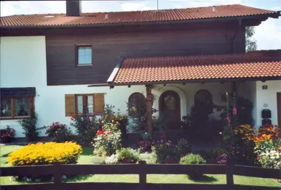 Ein Garten an der Unterkunft Ferienwohnung Edmeier