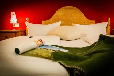 Ein Bett oder Betten in einem Zimmer der Unterkunft Werdenfelser Hof