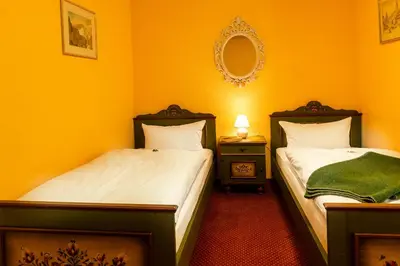 Ein Bett oder Betten in einem Zimmer der Unterkunft Werdenfelser Hof