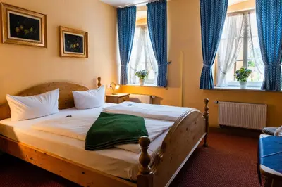 Ein Bett oder Betten in einem Zimmer der Unterkunft Werdenfelser Hof
