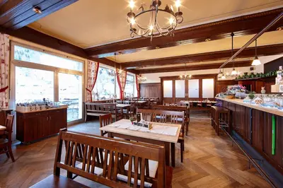 Ein Restaurant oder anderes Speiselokal in der Unterkunft Olympiahaus