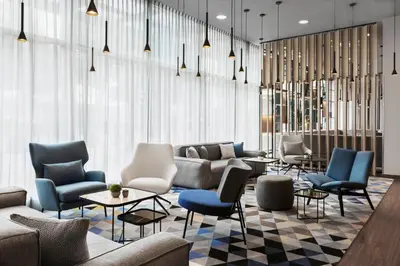 Ein Sitzbereich in der Unterkunft Courtyard by Marriott Munich City East