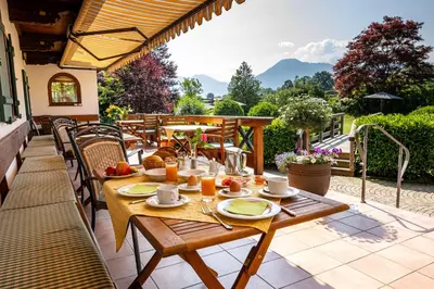 Ein allgemeiner Bergblick oder ein Berglick von der Pension aus