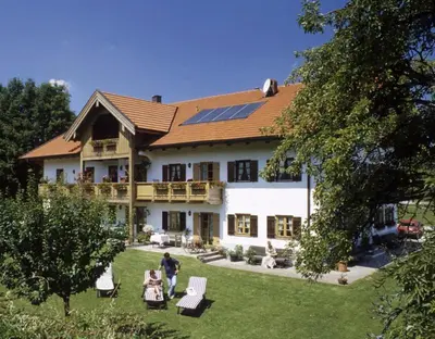Ein Garten an der Unterkunft Gästehaus Lechner