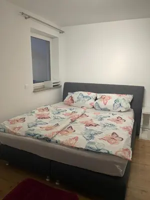Ein Bett oder Betten in einem Zimmer der Unterkunft Helle großzügige ruhige Dreizimmerwohnung in Altstadtnähe mit kostenlosem Tiefgaragenstellplatz