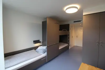 Ein Bett oder Betten in einem Zimmer der Unterkunft CVJM Jugendhotel München
