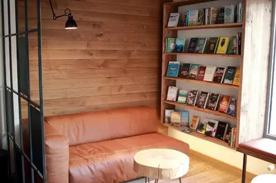 Die Bibliothek im Hostel
