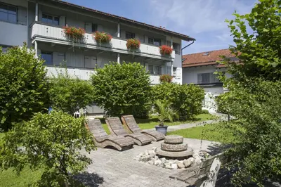 Ein Garten an der Unterkunft Wellness Ferienwohnung mit Hallenbad und Sauna