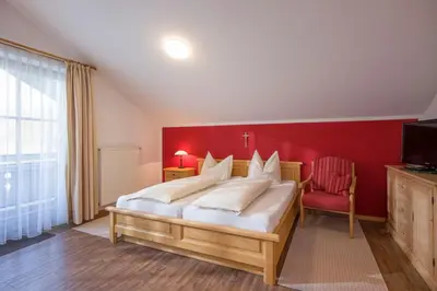 Ein Bett oder Betten in einem Zimmer der Unterkunft Wellness Ferienwohnung mit Hallenbad und Sauna