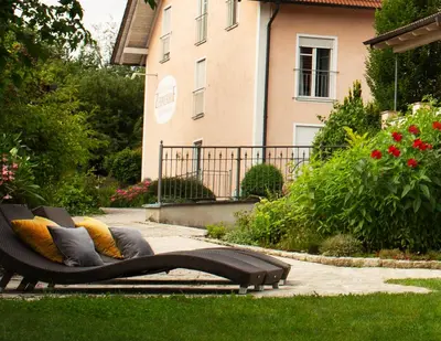 Ein Garten an der Unterkunft Ferienwohnung Zehmerhof