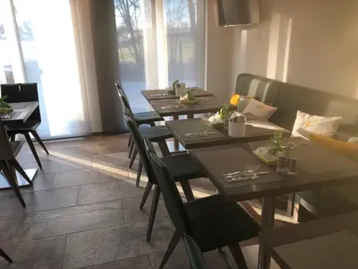 Ein Sitzbereich in der Unterkunft Hotel Am Moosrain Garni