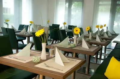 Ein Restaurant oder anderes Speiselokal in der Unterkunft Hotel Am Moosrain Garni
