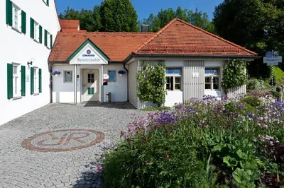 Ein Garten an der Unterkunft Landgasthof - Hotel Reindlschmiede