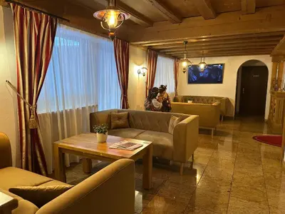 Ein Sitzbereich in der Unterkunft Hotel Gundl Alm