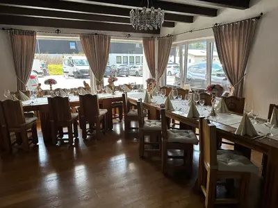 Ein Restaurant oder anderes Speiselokal in der Unterkunft Hotel Gundl Alm