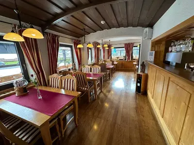 Ein Restaurant oder anderes Speiselokal in der Unterkunft Hotel Gundl Alm