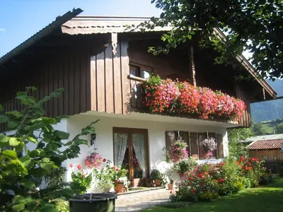 Ein Garten an der Unterkunft Gästehaus Proisl