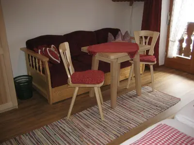 Ein Sitzbereich in der Unterkunft Gästehaus Proisl