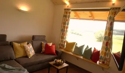 Ein Sitzbereich in der Unterkunft Ferienwohnung Atteltal