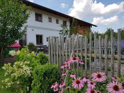 Ein Garten an der Unterkunft Ferienwohnung Atteltal