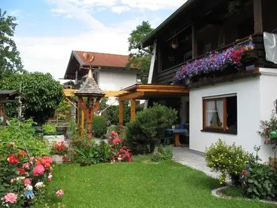 Ein Garten an der Unterkunft Ferienwohnung Faschinggut
