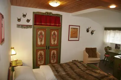 Ein Bett oder Betten in einem Zimmer der Unterkunft Landhotel Herzogstand Garni