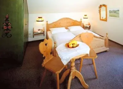 Ein Bett oder Betten in einem Zimmer der Unterkunft Landhotel Herzogstand Garni