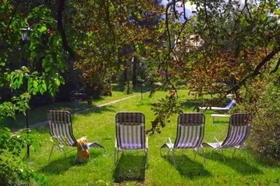 Ein Garten an der Unterkunft Landhotel Herzogstand Garni
