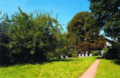 Ein Garten an der Unterkunft Landhotel Herzogstand Garni