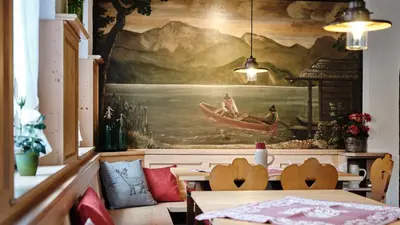Ein Sitzbereich in der Unterkunft Landhotel Herzogstand Garni