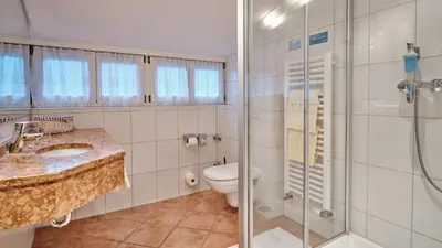 Ein Badezimmer in der Unterkunft Landhotel Herzogstand Garni