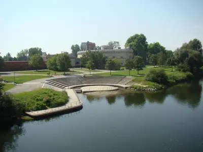 Blick auf einen Fluss in der Nähe des Hotels