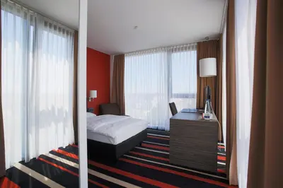 Ein Bett oder Betten in einem Zimmer der Unterkunft enso Hotel