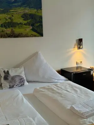 Ein Bett oder Betten in einem Zimmer der Unterkunft Hotel Hasen Kaufbeuren Allgäu