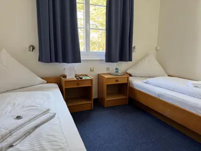 Ein Bett oder Betten in einem Zimmer der Unterkunft Hotel Hasen Kaufbeuren Allgäu