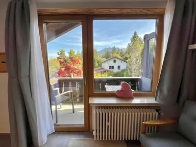 Ein allgemeiner Bergblick oder ein Berglick von des Aparthotels aus