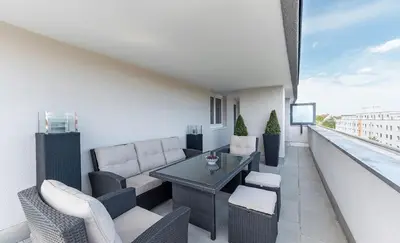 Ein Sitzbereich in der Unterkunft centerroom München City