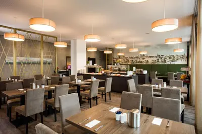 Ein Restaurant oder anderes Speiselokal in der Unterkunft Hotel am Campus