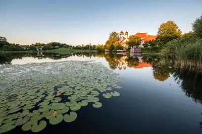 Blick auf einen Fluss in der Nähe des Bauernhofs