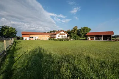 Das Gebäude in dem sich der Bauernhof befindet