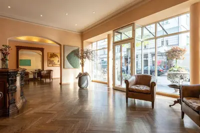 Ein Sitzbereich in der Unterkunft Hotel Olympic
