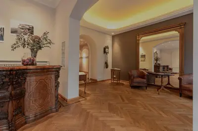 Ein Sitzbereich in der Unterkunft Hotel Olympic