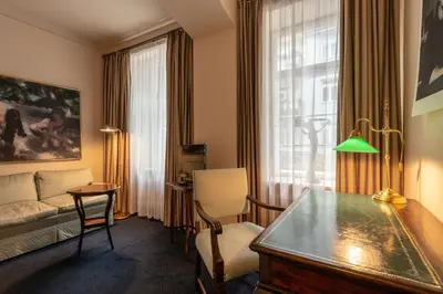 Ein Sitzbereich in der Unterkunft Hotel Olympic