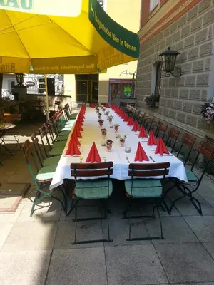 Ein Restaurant oder anderes Speiselokal in der Unterkunft Altstadt- und Businesshotel Pfaubräu - Brauereigasthof - Frühstücksbuffet - kostenfreie Radgarage - Hunde willkommen