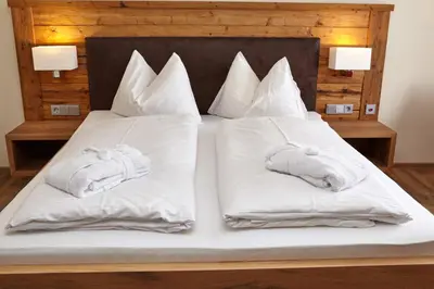 Ein Bett oder Betten in einem Zimmer der Unterkunft AURA-HOTEL Saulgrub