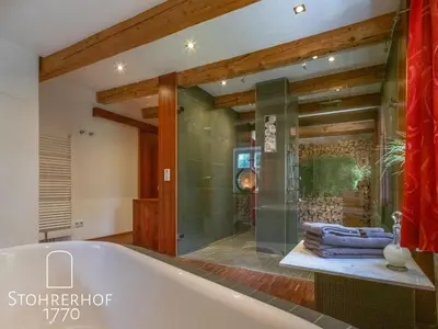 Ein Badezimmer in der Unterkunft 5 Sterne Ferienhaus Gut Stohrerhof am Ammersee in Bayern bis 11 Personen